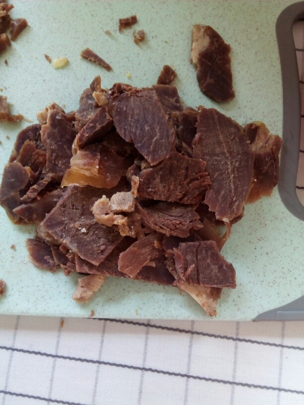 番茄牛肉酱,买回来的<a style='color:red;display:inline-block;' href='/shicai/ 4225'>卤牛肉</a>切片