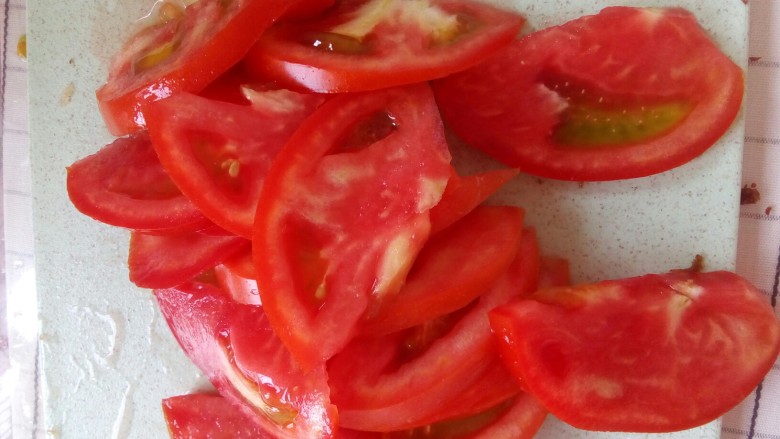 番茄牛肉酱,<a style='color:red;display:inline-block;' href='/shicai/ 59'>番茄</a>洗净,切片。