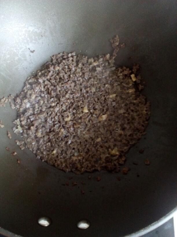 番茄牛肉酱,倒入牛肉,小火炖烂。
