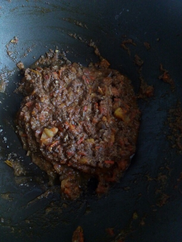 番茄牛肉酱,倒入牛肉,翻拌均匀。