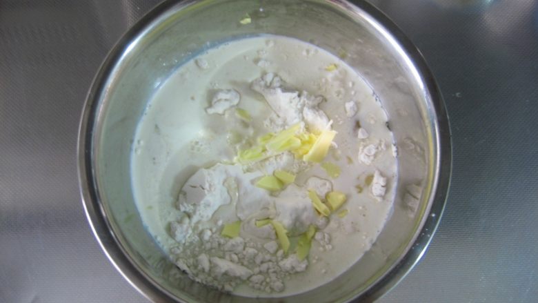 彩虹淡奶油土司:奶香十足又有颜值的面包,将牛奶酵母液与A料中的其他所有原料混合在一起。