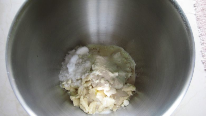 彩虹淡奶油土司:奶香十足又有颜值的面包,将发酵好的面团掰成小块,放入厨师机的搅拌缸中,再加入B料搅拌至完全阶段。