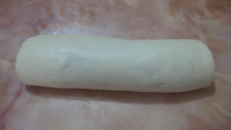 彩虹淡奶油土司:奶香十足又有颜值的面包,.卷成卷。