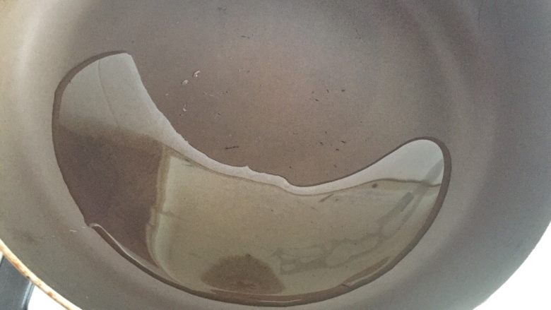 炒饭,锅烧热,放适量油