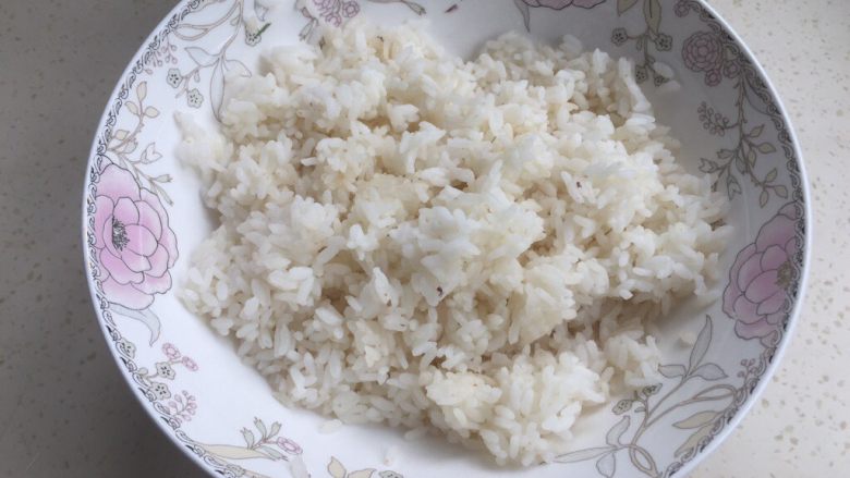 炒饭,米饭煮好(或者可以是上一餐的多余剩饭)