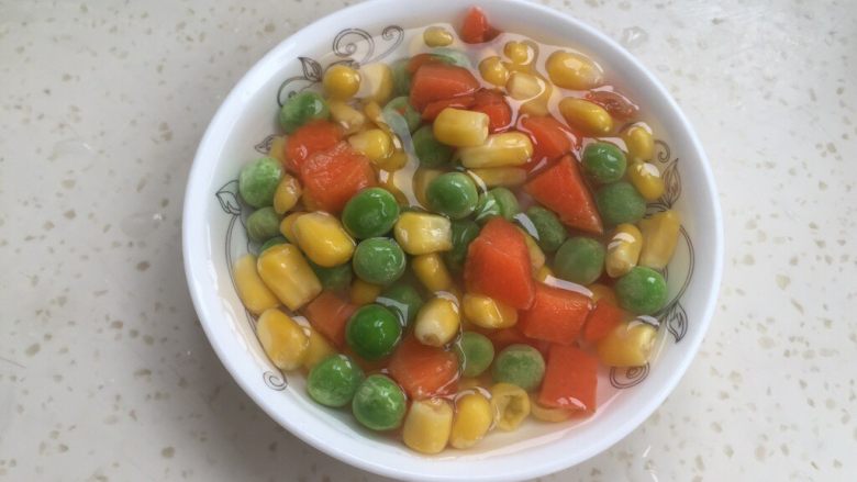 炒饭,三色丁用热水泡一下
