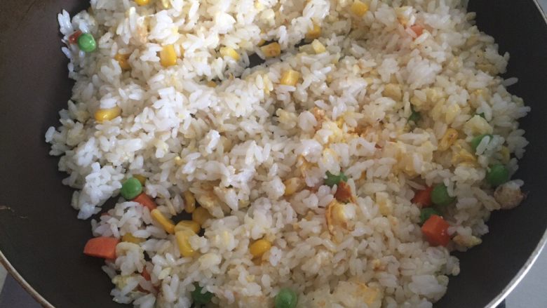 炒饭,全程中火。三色丁也加入