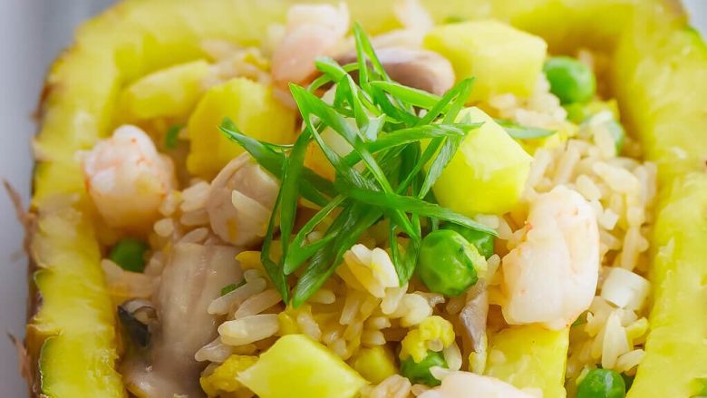 热带风菠萝炒饭,好了,装进菠萝碗里,今天来点热带风