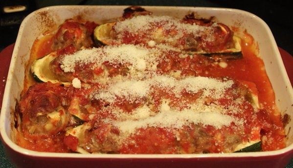栉瓜镶肉Stuffed Zucchini,镶肉上面加上一些帕玛森吉士,再放回烤箱再烤5分钟。