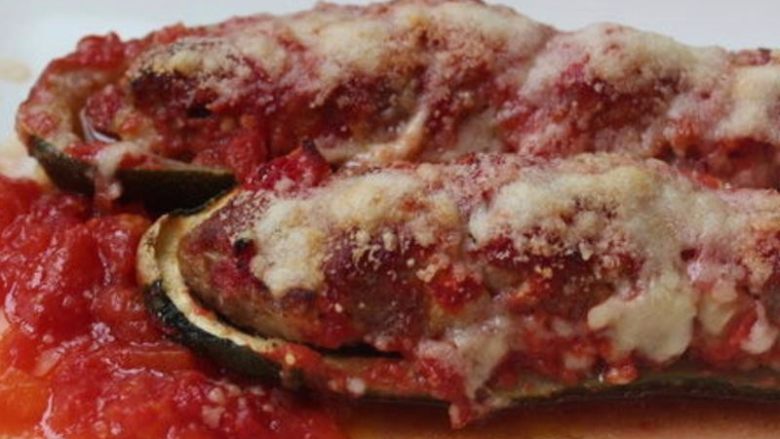 栉瓜镶肉Stuffed Zucchini,至于下面的栉瓜皮,单吃稍微有苦味,但是和肉团一起吃就很对味。这道菜当配菜、前菜都合宜,也有人把它和青菜色拉放在一起食用。