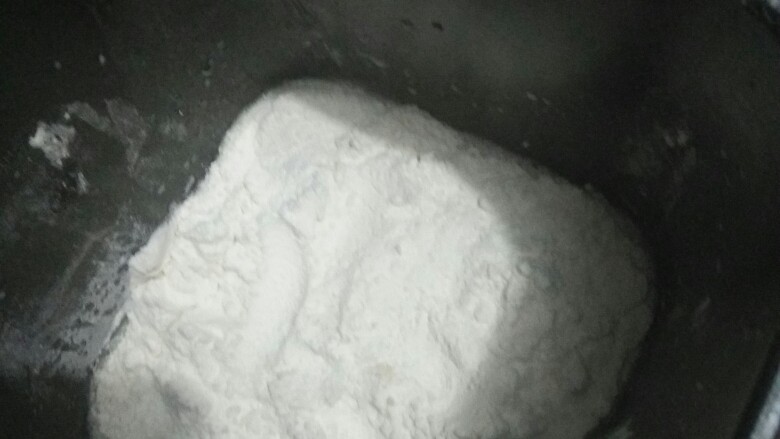 面包机做面包🍞(炒鸡简单的用料),慢慢倒入面包桶内,盖住液体,