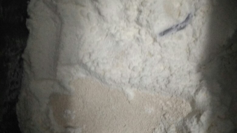 面包机做面包🍞(炒鸡简单的用料),加入5g<a style='color:red;display:inline-block;' href='/shicai/ 731'>酵母</a>,然后用面粉盖住
