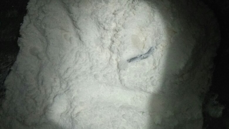面包机做面包🍞(炒鸡简单的用料),盖好后把面包桶放入面包机内