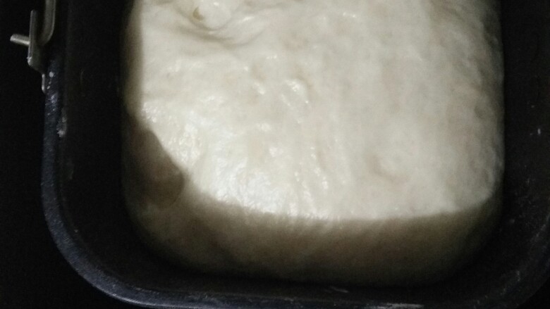 面包机做面包🍞(炒鸡简单的用料),程序是一个半小时就可以制作成面包了,不用再单独发酵一晚上,快发酵好了^0^~,