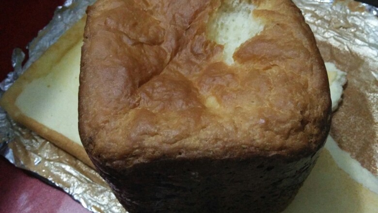 面包机做面包🍞(炒鸡简单的用料),还不错吧,制作好了之后,出去了一趟,没有及时拿出来,周围有点烤大了😁