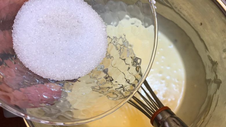 午后茶点《红豆芝士条》【甜点篇】,加入白糖或者木糖醇,额,生老二时血糖高,所以现在还不好吃太多糖,你们要是喜欢可以放白糖哦!老板,再放3遍“搅拌歌”。对√,声音大一点!!!不然我怎么嗨!!!