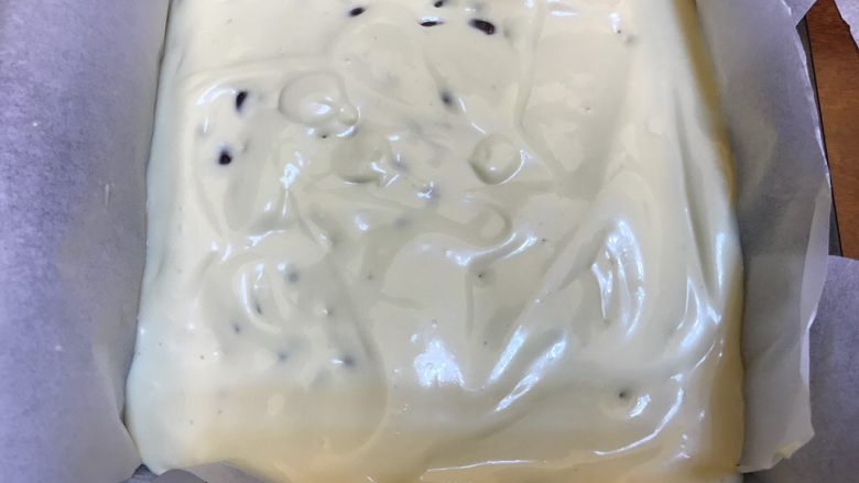 午后茶点《红豆芝士条》【甜点篇】,倒入模具,轻轻的在桌面上磕几下!让表面平整一些。