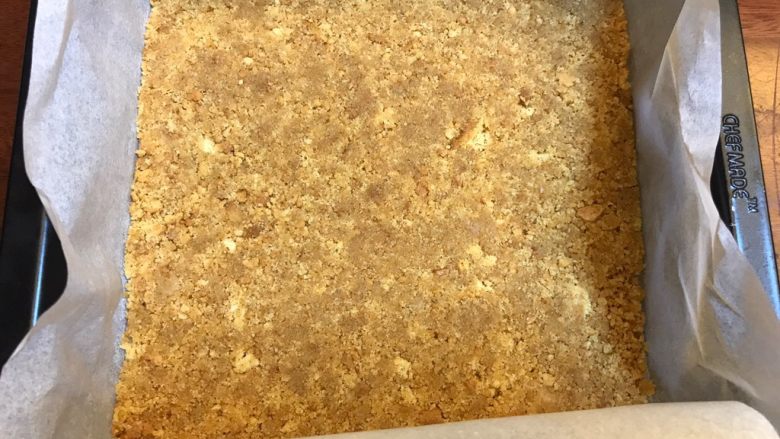 午后茶点《红豆芝士条》【甜点篇】,这一步,一定要压结实,然后放进冰箱冷藏。让黄油凝固,固定饼干碎!不然蛋糕体中,很容易混合饼底的碎屑,虽然不影响口感,终归是不好看嘛!这个时候,预热烤箱,170°。