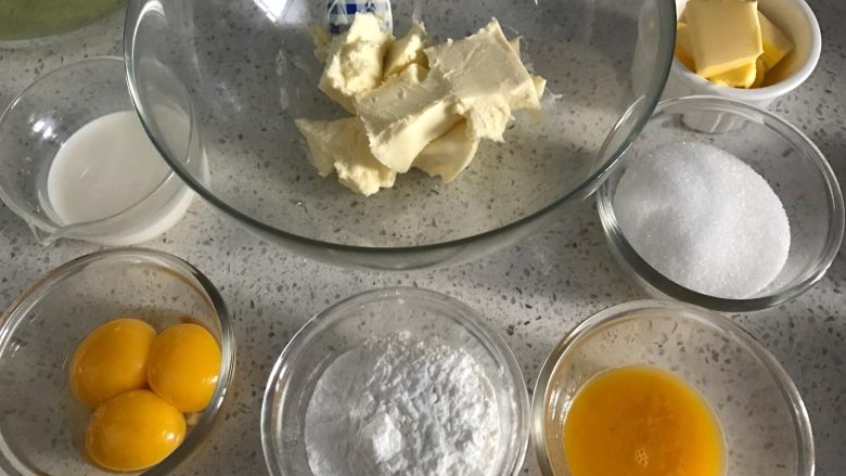 百香果芝士蛋糕, 备齐所有材料,百香果去籽,粉类混合
