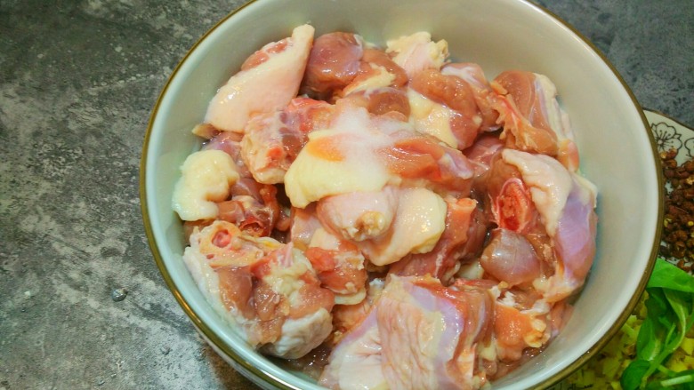 干煸醉乡鸭,先把盐,<a style='color:red;display:inline-block;' href='/shicai/ 900'>白酒</a>放进鸭肉里,拌均匀,腌制10分钟。