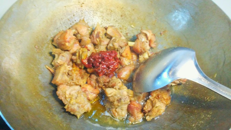 干煸醉乡鸭,鸭肉水分煸干后,放入<a style='color:red;display:inline-block;' href='/shicai/ 705'>豆瓣酱</a>,炒出红油。