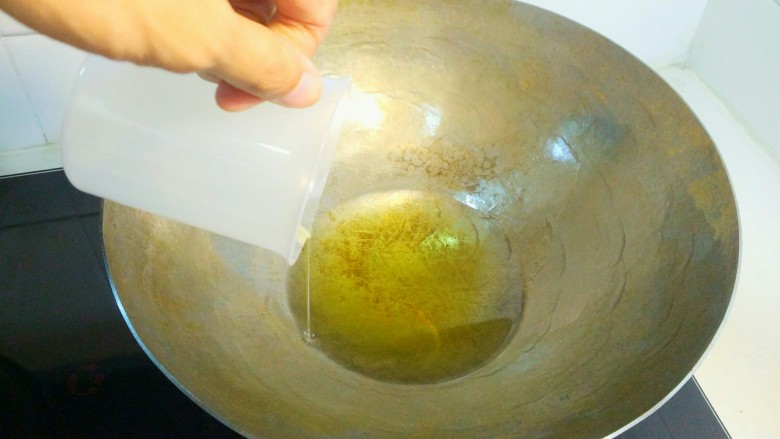 干煸醉乡鸭,热锅起油,把油烧的热一点,大概八成热。