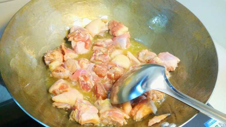 干煸醉乡鸭,油烧热后放鸭肉煸炒,中火,把鸭肉煸干水分。