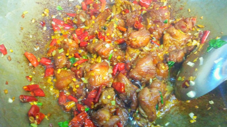 干煸醉乡鸭,最后出锅前,淋上几滴白酒,增加酒香气。