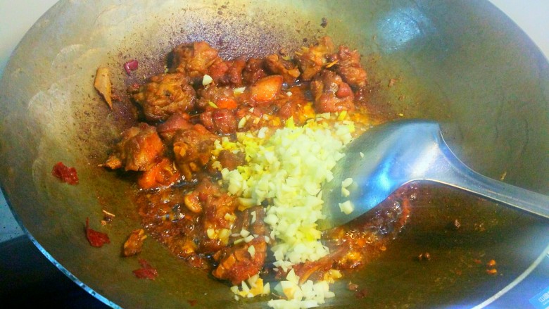 干煸醉乡鸭,放入蒜粒,姜粒,炒出香味来。