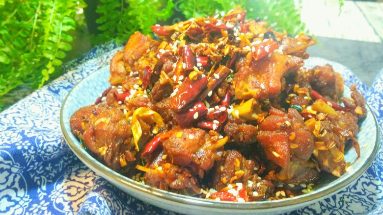 干煸醉乡鸭,鸭肉装盘,撒上<a style='color:red;display:inline-block;' href='/shicai/ 141911'>熟白芝麻</a>,也可以再加一点小香葱装饰。