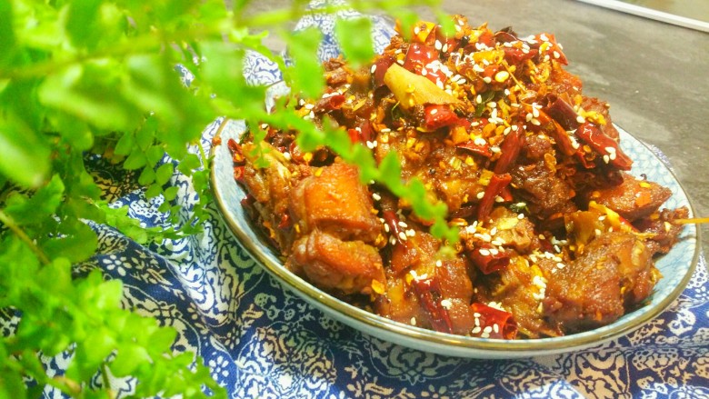 干煸醉乡鸭,干煸醉乡鸭,就做好了,有一股淡淡的白酒香味和罗勒叶的香味。辣椒段也很出彩,只吃辣椒段我就能吃一碗米饭。
