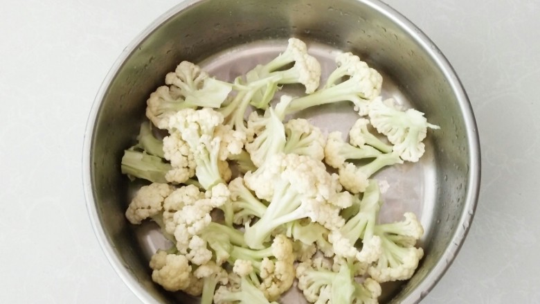 干煸有机菜花,有机菜花掰成小朵,然后清洗干净。
