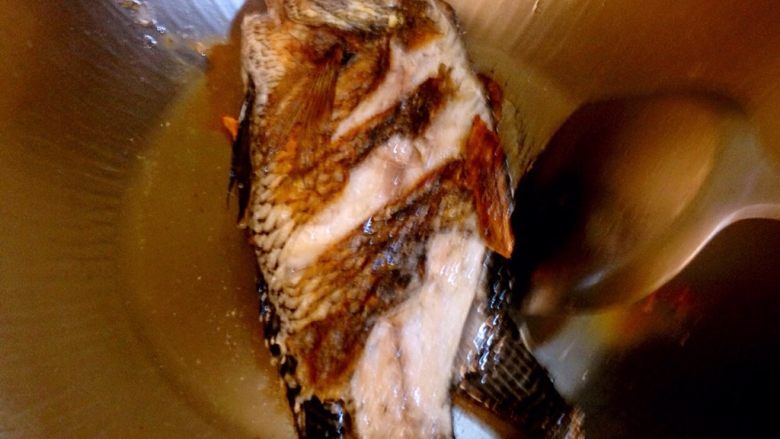 紅燒魚,兩面都先煎焦黃狀,吃起來更有口感,連魚皮也美味