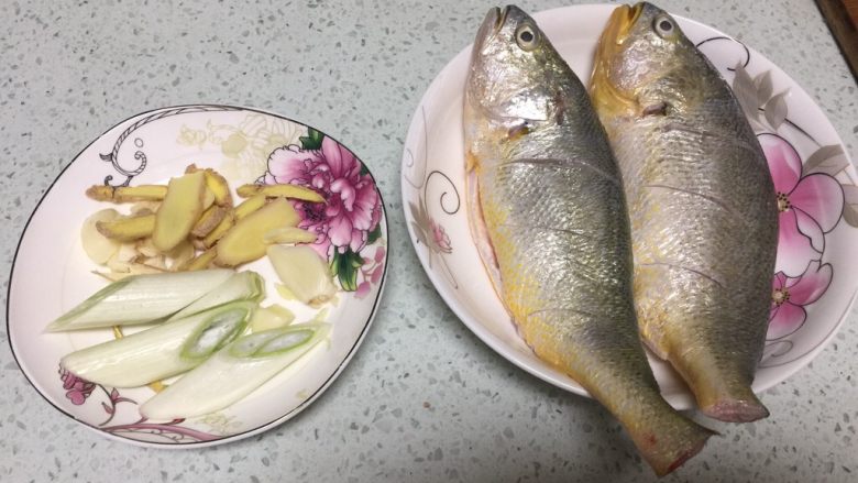 家常~炖黄花鱼,嗨,好久没有上传教程啦!今天做一款超简单,超家常,半小时之内就能开饭的<a style='color:red;display:inline-block;' href='/shicai/ 394'>黄花鱼</a>~准备的食材如上图~手把手教老公刮鱼鳞,掏鱼腮,剪鳍尾~是不是做的很好~😄