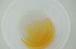 酸甜胭脂藕,4.拿一个容器,放蜂蜜。