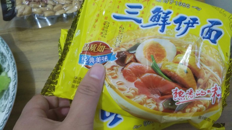 炒方便面,三袋面,用的实惠的华丰