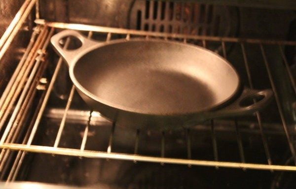 Dutch baby松饼,230℃烤箱预热, 将铸铁锅一起放进烤箱里,至少加热8-10分钟