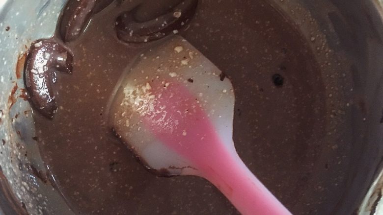 巧克力冰淇淋,牛奶业人却倒不烫手,加入巧克力币,溶解搅拌均匀备用。