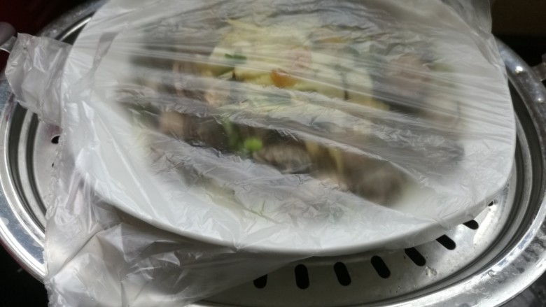 蛤蜊三吃,覆上保鲜膜,上蒸锅。15分钟左右至蛤蜊全部开口即可。