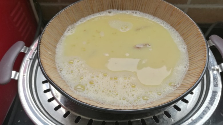 蛤蜊三吃,将煮开的蛤蜊依次放入蛋液(10个左右),上蒸锅。蒸20分钟左右,至蛋液全部凝结即可。