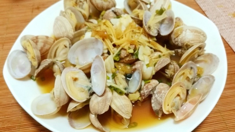 蛤蜊三吃,这是第一道:“酒蒸蛤蜊”。