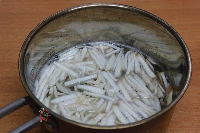 健康水晶饺,鸡腿菇切丝,用开水焯熟