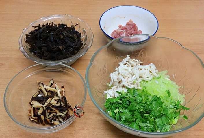 健康水晶饺,冬菇和木耳挤干水分,切丝,香菜、<a style='color:red;display:inline-block;' href='/shicai/ 124'>莴笋</a>照样切丝