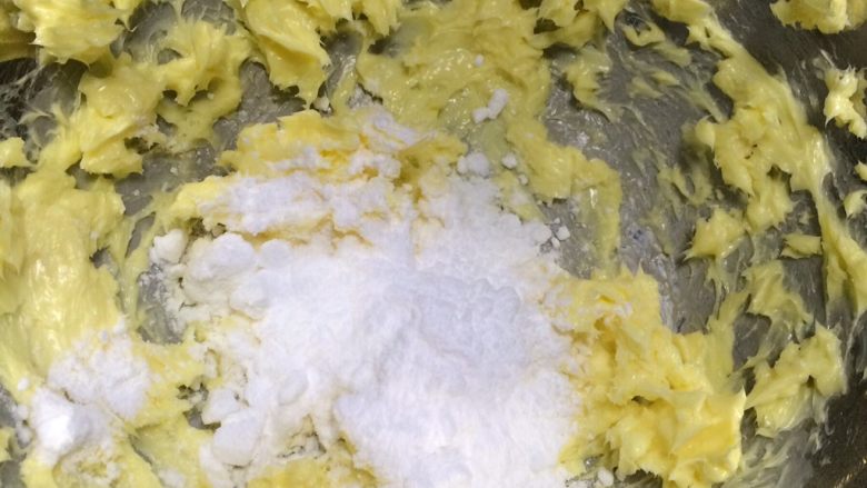 孜然椒盐曲奇,用电动打蛋器将黄油打散后,加入糖粉。