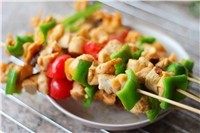 香嫩鸡肉串,取出鸡肉串,反面撒上孜然粉。
