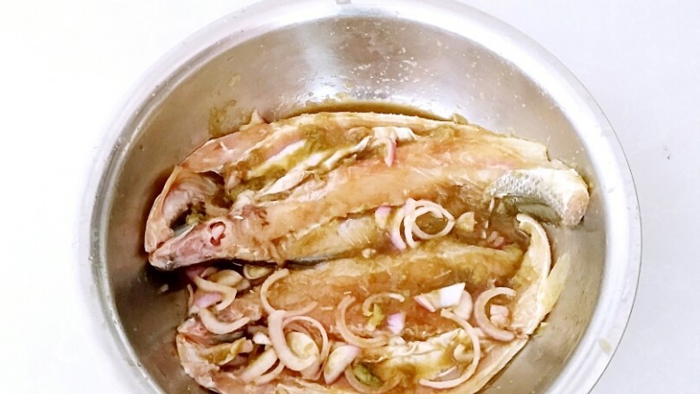 香烤黄花鱼,入冰箱腌制,至少三个小时,中间多次反面。