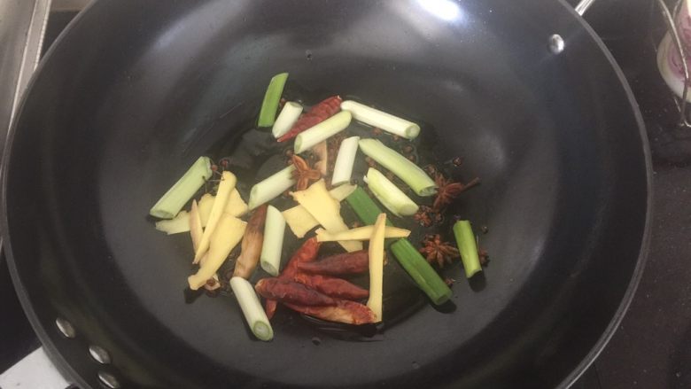 香辣入味的焖烧鱼块,炒锅留底油,放入佐料。