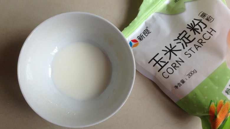 粉丝水晶饺,用8克<a style='color:red;display:inline-block;' href='/shicai/ 512'>玉米淀粉</a>加少量清水,调均匀的芡水备用。