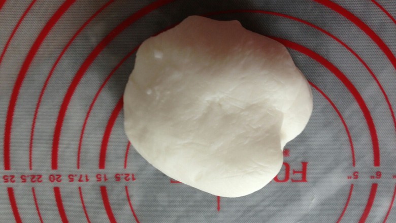 粉丝水晶饺,倒入沸水,用筷子拌一下,然后用手揉几下粉团,再倒在揉面垫上揉均匀。