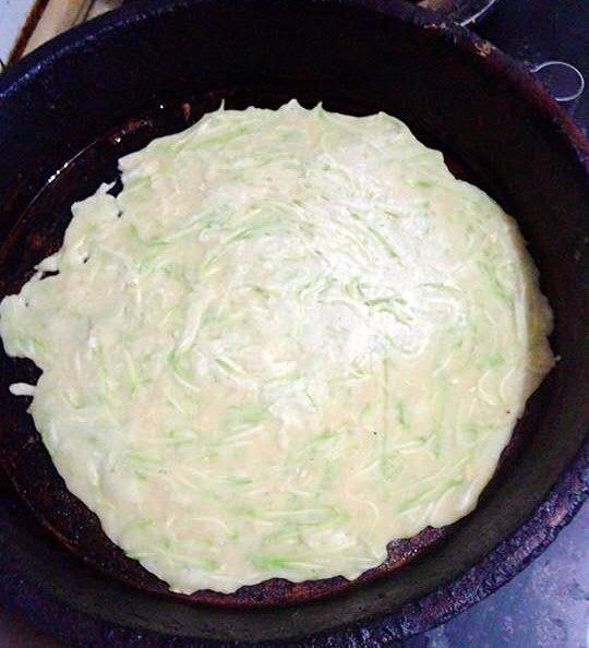 西葫芦鸡蛋饼,注意成这种颜色的时候,加入少量的油